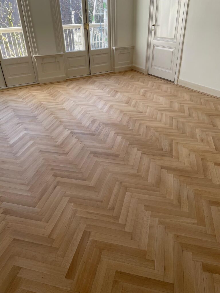 Echt houten visgraat parketvloeren. Vakmanschap zoals het behoort te zijn.